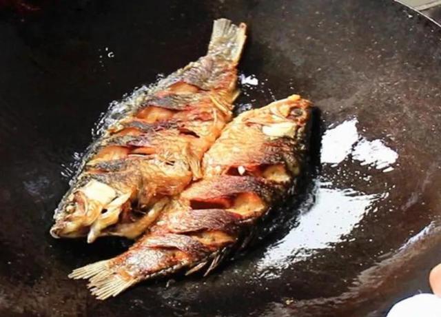 煎鱼或者炖鱼时是不是在为粘锅而烦恼呢(煎秋刀鱼用什么油）