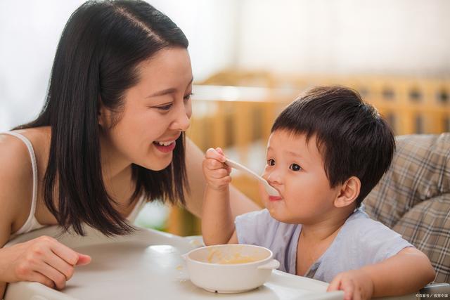 宝宝的辅食应该如何喂养，如何加，何时加，加多少，你清楚吗？