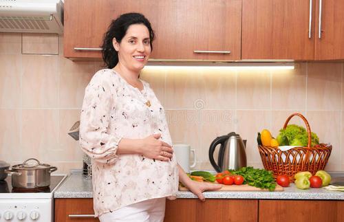 9周孕肚大小的图片（孕妇1到9月肚子变化图）"
