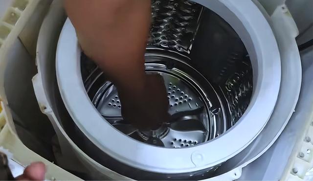 洗衣机上盖拆装图解（洗衣机的盖子怎么拆图解）